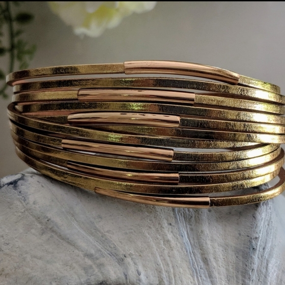 Multi-layered gold wrap bracelet /cuff magnetic - Picture 4 of 4